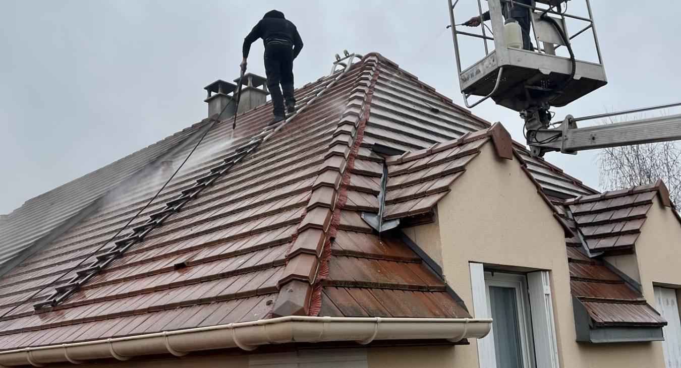 Nettoyage de toiture avec traitement hydrofuge et Remplacement du faîtage