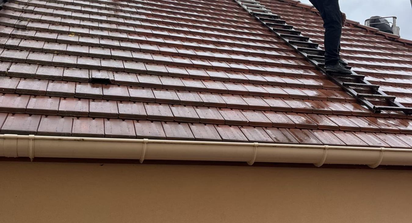 Nettoyage de toiture avec traitement hydrofuge et Remplacement du faîtage