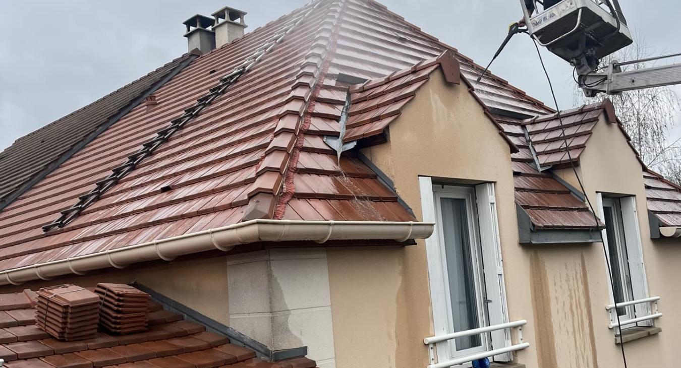 Nettoyage de toiture avec traitement hydrofuge et Remplacement du faîtage