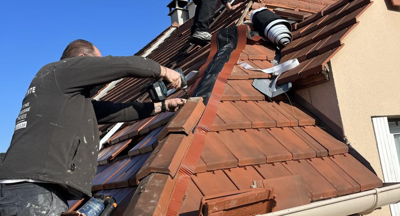 Nettoyage de toiture avec traitement hydrofuge et Remplacement du faîtage