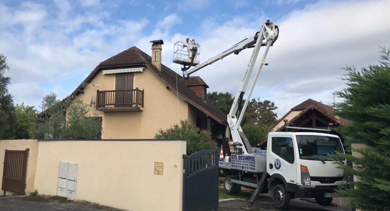 Démoussage de toiture avec camion nacelle